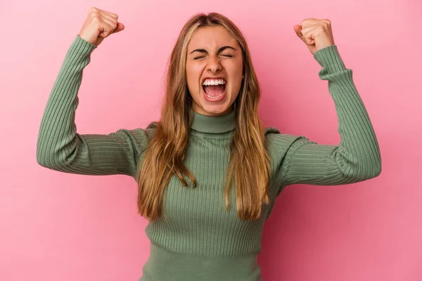 Jonge Blonde Blanke Vrouw Geïsoleerd Roze Achtergrond Juichen Zorgeloos Opgewonden — Stockfoto