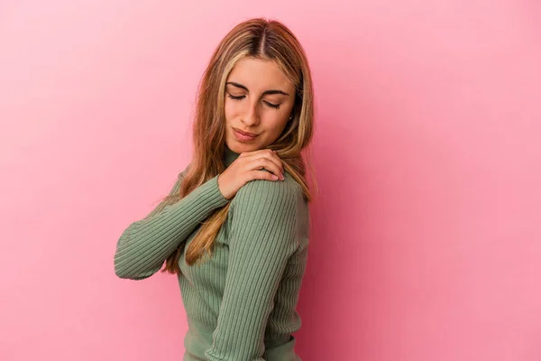 Joven Rubia Caucásica Aislada Sobre Fondo Rosa Con Dolor Hombro — Foto de Stock