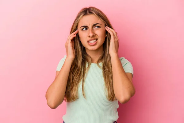 Joven Rubia Caucásica Aislada Sobre Fondo Rosa Cubriendo Las Orejas —  Fotos de Stock