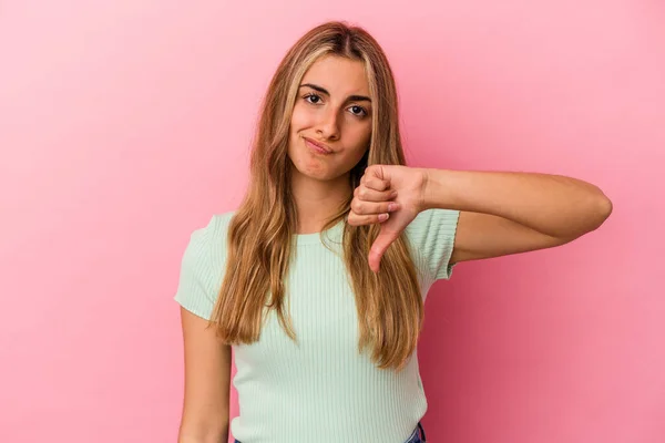 Joven Rubia Caucásica Aislada Sobre Fondo Rosa Mostrando Gesto Aversión —  Fotos de Stock