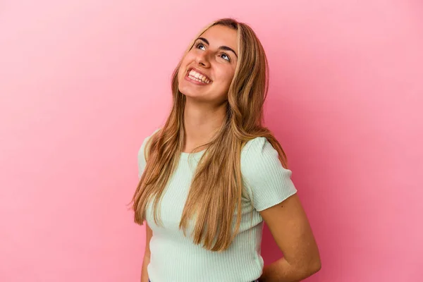 Joven Rubia Caucásica Aislada Sobre Fondo Rosa Relajada Feliz Riendo — Foto de Stock