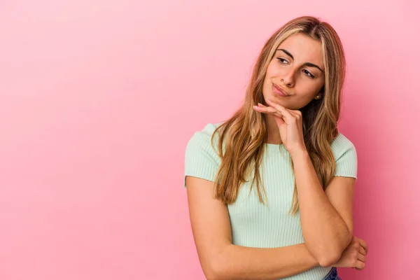 Young Blonde Caucasian Woman Isolated Pink Background Looking Sideways Doubtful — Stock Photo, Image