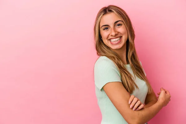 Giovane Donna Caucasica Bionda Isolata Sfondo Rosa Sorridente Fiducioso Con — Foto Stock