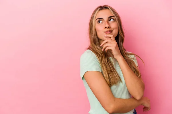 Jonge Blonde Blanke Vrouw Geïsoleerd Roze Achtergrond Ontspannen Denken Iets — Stockfoto