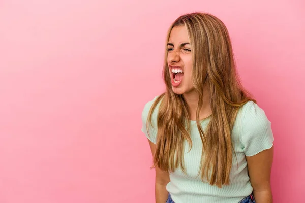 Giovane Donna Caucasica Bionda Isolata Sfondo Rosa Gridando Molto Arrabbiato — Foto Stock