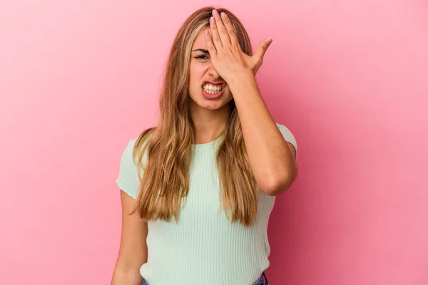 Giovane Donna Caucasica Bionda Isolata Sfondo Rosa Dimenticando Qualcosa Schiaffeggiando — Foto Stock