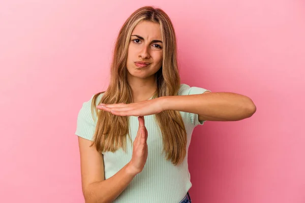 Jeune Femme Caucasienne Blonde Isolée Sur Fond Rose Montrant Geste — Photo