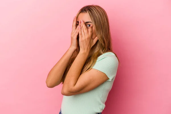 Mladá Blondýnka Běloška Žena Izolované Růžovém Pozadí Blikat Přes Prsty — Stock fotografie