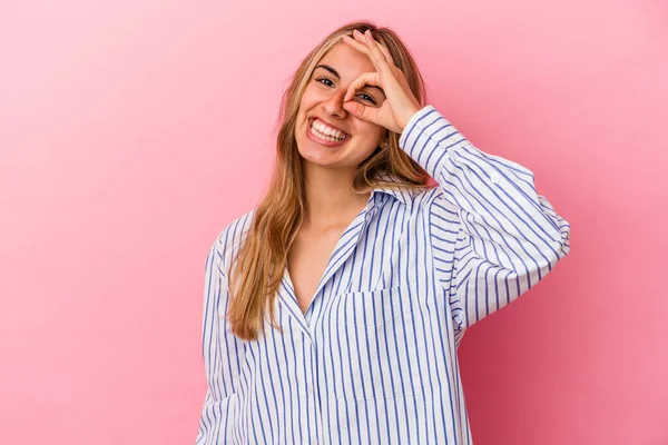 Jovem Loira Caucasiana Mulher Isolada Fundo Rosa Animado Mantendo Gesto — Fotografia de Stock