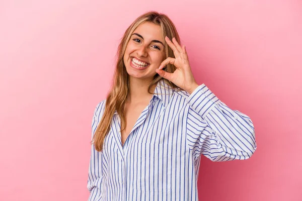 Jovem Loira Caucasiana Mulher Isolada Fundo Rosa Alegre Confiante Mostrando — Fotografia de Stock