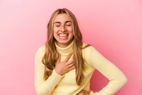 Joven Rubia Caucásica Aislada Sobre Fondo Rosa Riendo Manteniendo Las —  Fotos de Stock