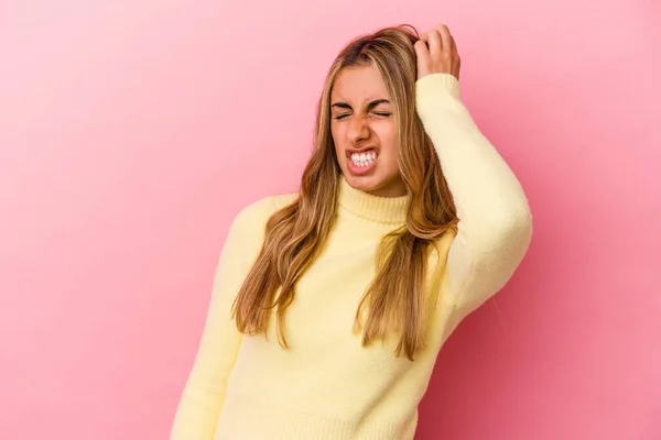 Joven Rubia Caucásica Aislada Sobre Fondo Rosa Celebrando Una Victoria —  Fotos de Stock