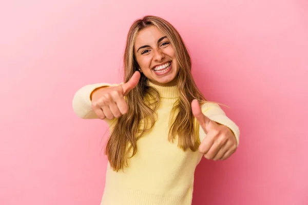 Jeune Femme Caucasienne Blonde Isolée Sur Fond Rose Levant Les — Photo