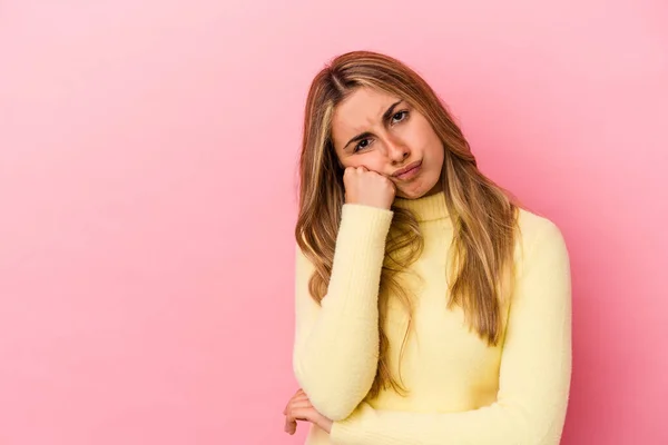 Giovane Donna Caucasica Bionda Isolata Sfondo Rosa Che Sente Triste — Foto Stock