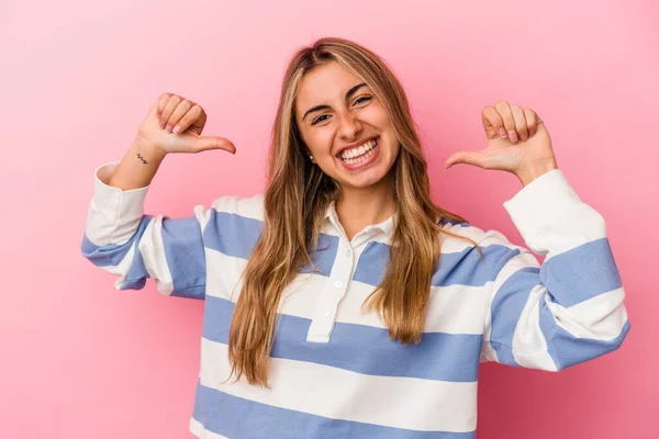 Joven Rubia Caucásica Aislada Sobre Fondo Rosa Siente Orgullosa Segura — Foto de Stock