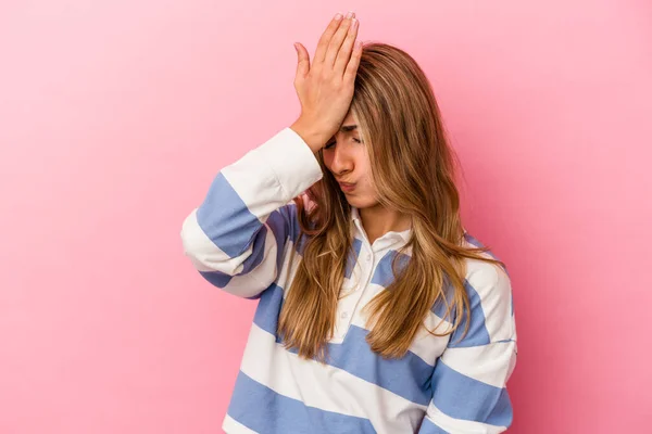 Joven Rubia Caucásica Aislada Sobre Fondo Rosa Olvidando Algo Golpeando —  Fotos de Stock