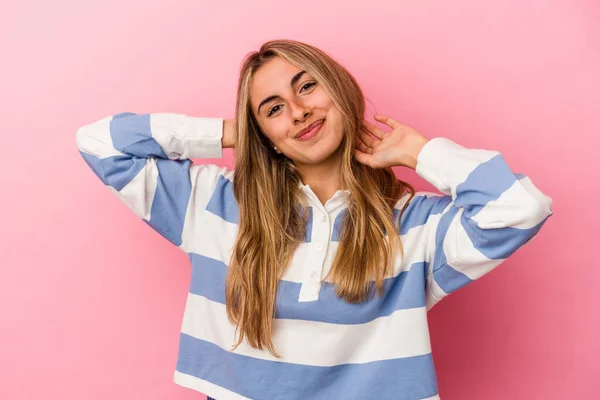 Joven Rubia Caucásica Aislada Sobre Fondo Rosa Estirando Los Brazos — Foto de Stock