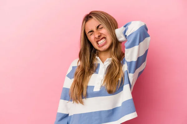 Giovane Donna Caucasica Bionda Isolata Sfondo Rosa Che Soffre Dolore — Foto Stock