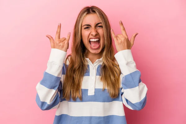 Jonge Blonde Blanke Vrouw Geïsoleerd Roze Achtergrond Met Een Horens — Stockfoto