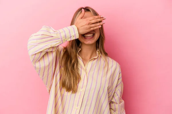 Joven Rubia Caucásica Aislada Sobre Fondo Rosa Cubre Los Ojos — Foto de Stock