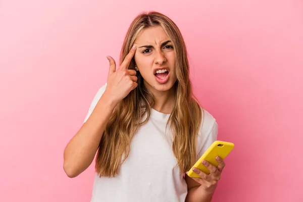 Giovane Donna Caucasica Bionda Con Cellulare Giallo Isolato Che Mostra — Foto Stock