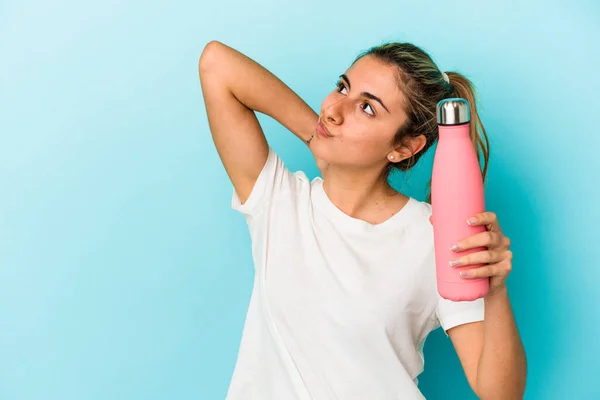 Ung Blond Kaukasisk Kvinna Som Håller Termo Isolerad Blå Bakgrund — Stockfoto