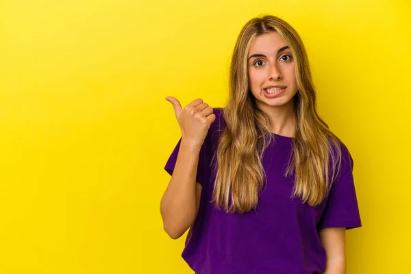 Ung Blond Kaukasiska Kvinna Isolerad Gul Bakgrund Chockad Pekar Med — Stockfoto