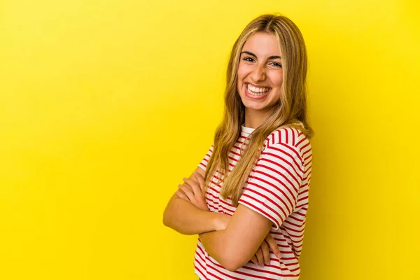 Giovane Donna Caucasica Bionda Isolata Sfondo Giallo Sorridente Fiducioso Con — Foto Stock