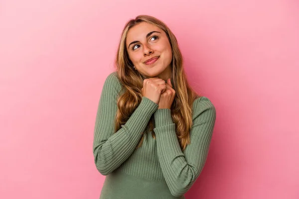 Ung Blond Kaukasisk Kvinna Isolerad Rosa Bakgrund Håller Händerna Hakan — Stockfoto