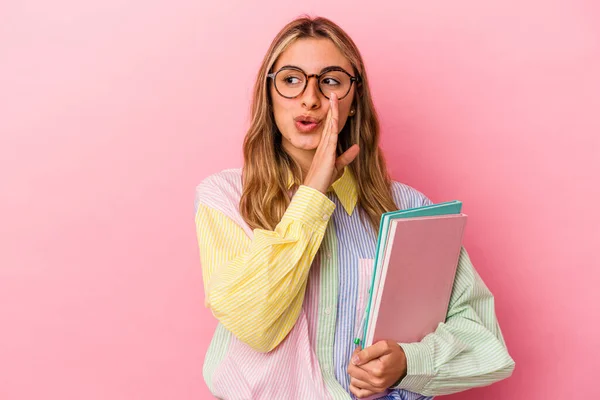 Joven Estudiante Rubia Caucásica Sosteniendo Libros Aislados Está Diciendo Una —  Fotos de Stock