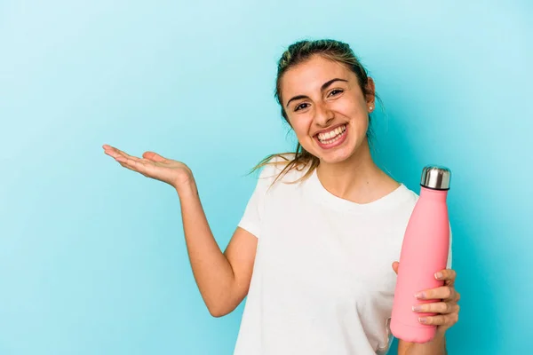 Junge Blonde Kaukasische Frau Mit Einem Thermo Isoliert Auf Blauem — Stockfoto