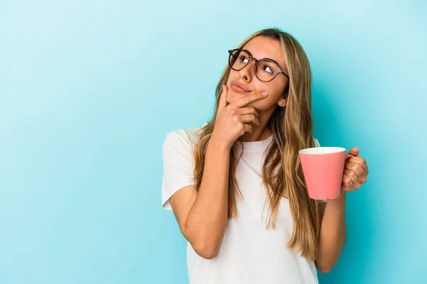 Joven Mujer Rubia Caucásica Sosteniendo Una Taza Aislada Sobre Fondo — Foto de Stock