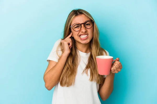 Joven Mujer Rubia Caucásica Sosteniendo Una Taza Aislada Sobre Fondo — Foto de Stock