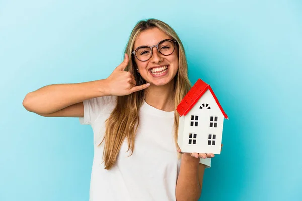 Jeune Femme Caucasienne Tenant Modèle Maison Isolé Sur Fond Bleu — Photo