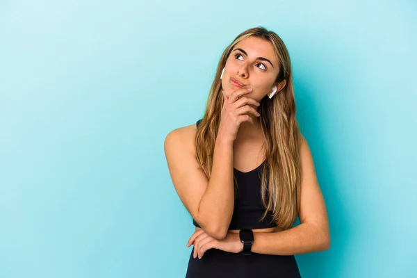 Giovane Donna Sportiva Che Ascolta Musica Con Auricolari Isolati Guardando — Foto Stock