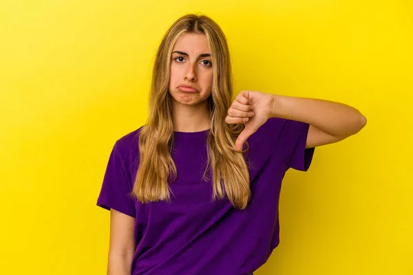 Young Blonde Caucasian Woman Isolated Yellow Background Showing Dislike Gesture — Stock Photo, Image