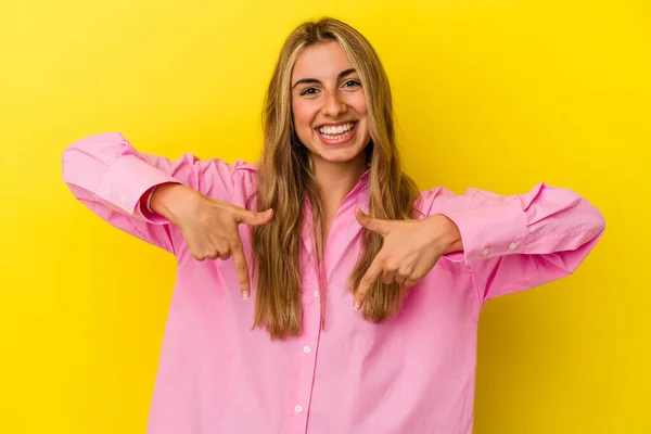 Mladá Blondýna Běloška Izolovaná Žlutém Pozadí Ukazuje Prstem Dolů Pozitivní — Stock fotografie