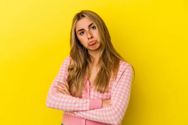 Giovane Donna Caucasica Bionda Isolata Sfondo Giallo Che Annoia Stanca — Foto Stock