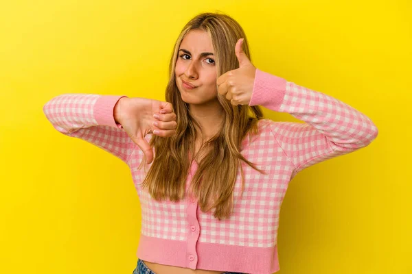 Young Blonde Caucasian Woman Isolated Yellow Background Showing Thumbs Thumbs — Stock Photo, Image