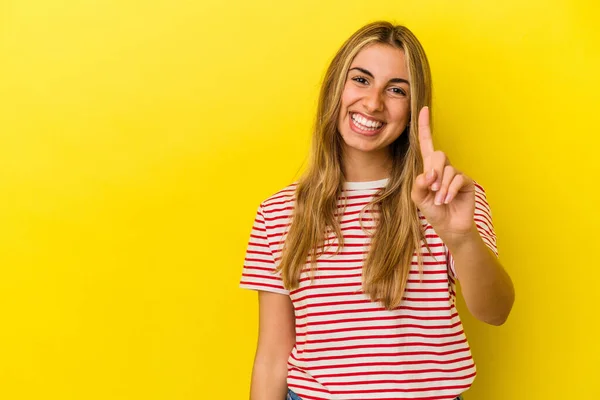 Joven Rubia Caucásica Aislada Sobre Fondo Amarillo Mostrando Número Uno —  Fotos de Stock