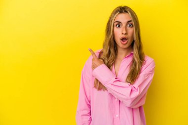 Sarışın, beyaz bir kadın. Sarı arka planda izole edilmiş. Yan tarafı gösteriyor.