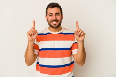 Beyaz arka planda izole genç beyaz adam işaret iki ön parmakları boş bir boşluk gösteren.