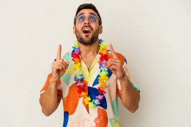 Beyaz arka planda izole edilmiş beyaz bir Hawaii partisinde dans eden beyaz bir adam ağzı açık bir şekilde üst tarafı işaret ediyor..