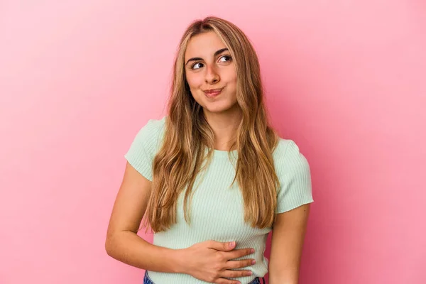 Jonge Blonde Blanke Vrouw Geïsoleerd Roze Achtergrond Raakt Buik Glimlacht — Stockfoto