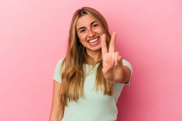 Jovem Loira Caucasiana Isolada Fundo Rosa Mostrando Sinal Vitória Sorrindo — Fotografia de Stock