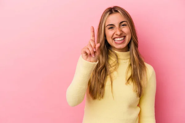 Jovem Loira Caucasiana Mulher Isolada Fundo Rosa Mostrando Número Com — Fotografia de Stock