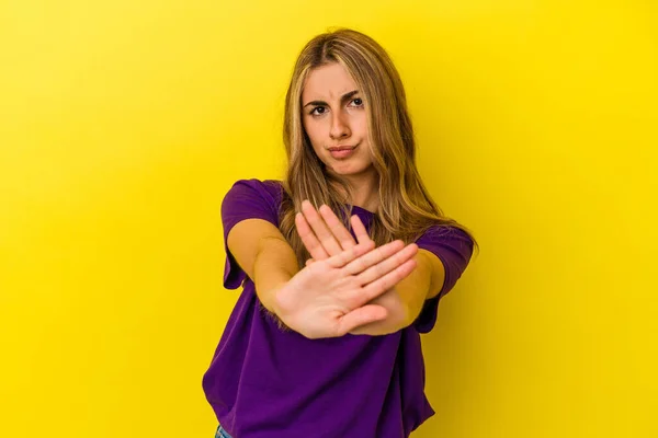 Jovem Loira Caucasiana Mulher Isolada Fundo Amarelo Com Mão Estendida — Fotografia de Stock
