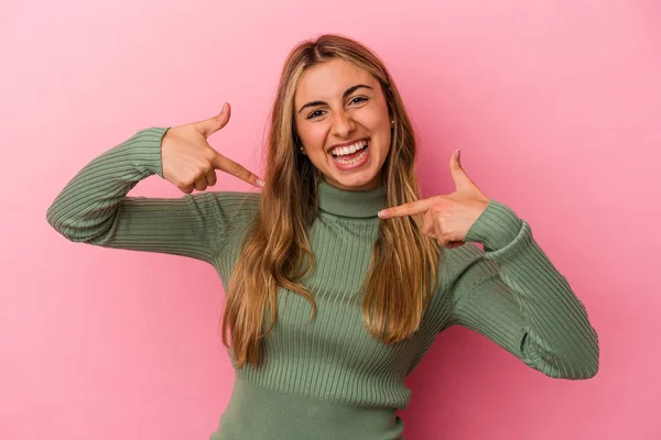 Jonge Blonde Blanke Vrouw Geïsoleerd Roze Achtergrond Verrast Wijzen Met — Stockfoto