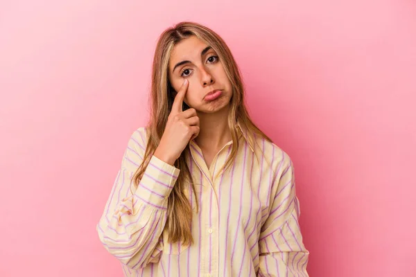 Jovem Loira Caucasiana Isolada Fundo Rosa Chorando Infeliz Com Algo — Fotografia de Stock