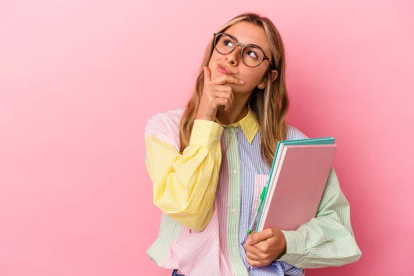 Joven Estudiante Rubia Caucásica Sosteniendo Libros Aislados Mirando Hacia Los — Foto de Stock